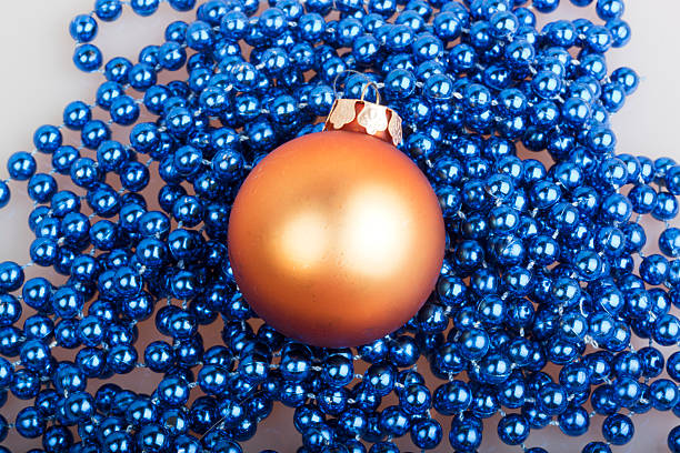 bola de natal azul e laranja esferas - christmas tree bead humor imagens e fotografias de stock