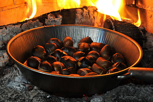 castagne sulla brace del camino - chestnut roasted heat roasted chestnut fotografías e imágenes de stock