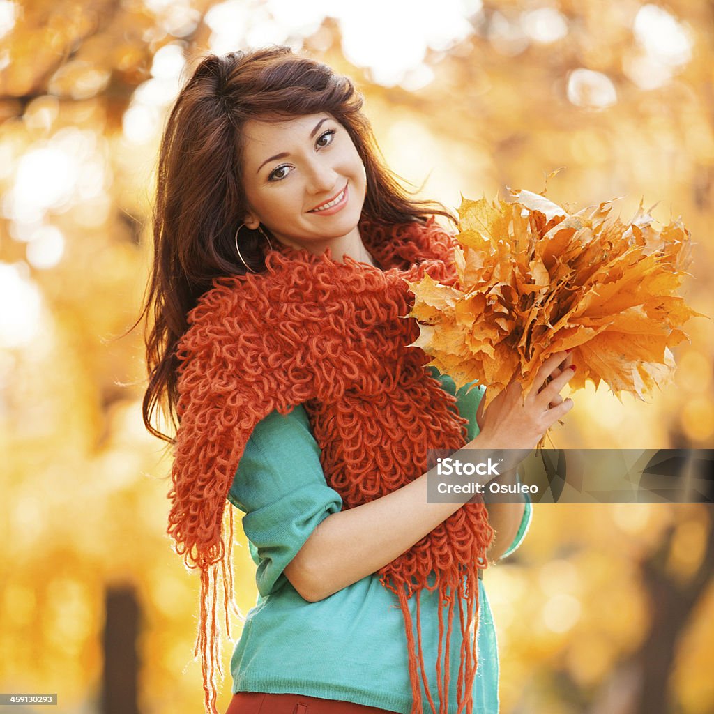 Молодые красивые женщины, ходить в Осенний Парк - Стоковые фото Активный образ жизни роялти-фри