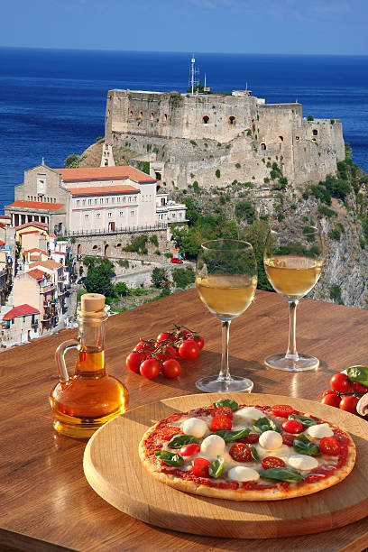 pizza avec verres de vin contre scilla castle, la calabre, italie - sicily italy mediterranean sea beach photos et images de collection