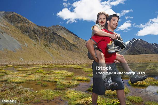 Hombre Dando Mujer Caballito Paseo A Través De Las Montañas Estanque Foto de stock y más banco de imágenes de Actividad de fin de semana