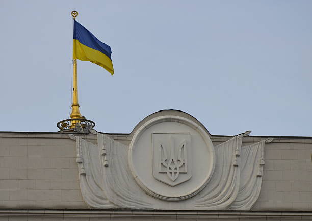 Bandera de ucrania en el techo del consejo supremo - foto de stock