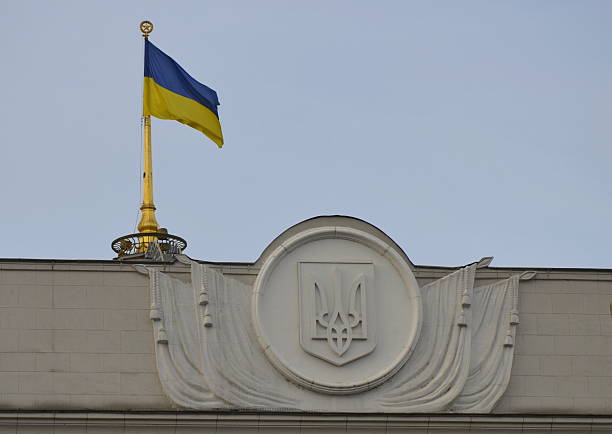 Bandeira da Ucrânia no telhado do Supremo Conselho - fotografia de stock