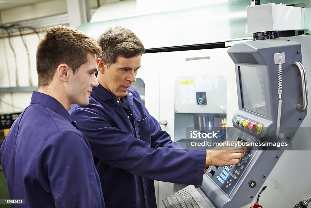 Ingenieur und Jugendliche mit automatischer Fräse - Lizenzfrei Maschinenteil - Ausrüstung und Geräte Stock-Foto