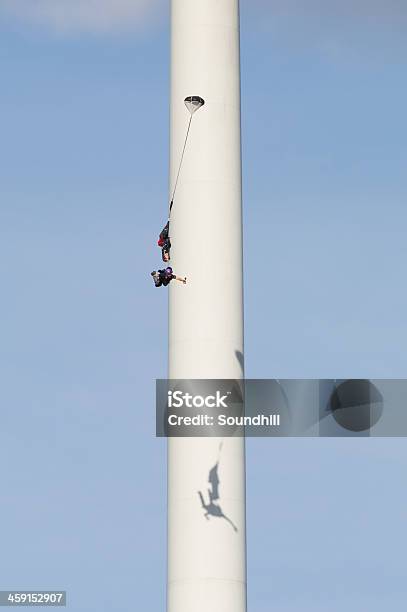 Базовый Комбинезон Silhouetted Против Ветра Турбины Башня — стоковые фотографии и другие картинки Бейсджампинг