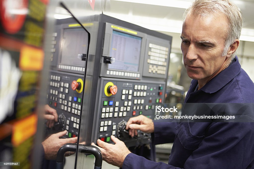 Engenheiro de operação torno mecânico controlado por computador - Foto de stock de Máquina CNC royalty-free