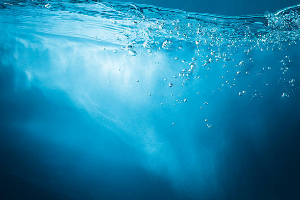 fondo abstracto azul.  agua con sunbeams - líquido fotos fotografías e imágenes de stock