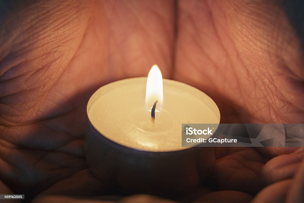 Erwachsener Mann Hände halten brennende Kerze - Lizenzfrei Aura Stock-Foto