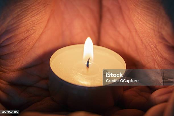Erwachsener Mann Hände Halten Brennende Kerze Stockfoto und mehr Bilder von Aura - Aura, Beten, Brennen