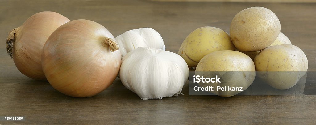 Long Zbliżenie świeży cebuli, czosnku, ziemniaków - Zbiór zdjęć royalty-free (Artykuły spożywcze)