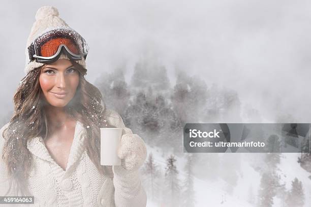 Winter Schönheitporträt Von Schönen Mädchen Stockfoto und mehr Bilder von Cool und Lässig - Cool und Lässig, Eine Frau allein, Eingefroren