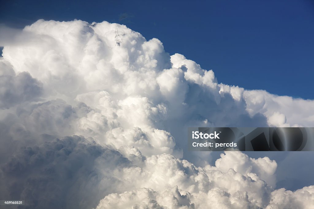 Tle Krajobraz z chmurami - Zbiór zdjęć royalty-free (Ciemnoniebieski)