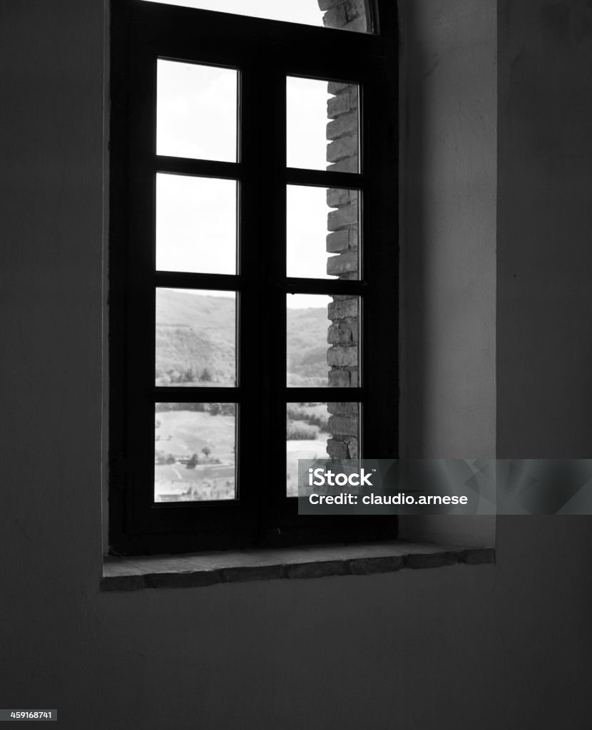 Vecchio Windows.  Bianco e nero - Foto stock royalty-free di Ambientazione interna