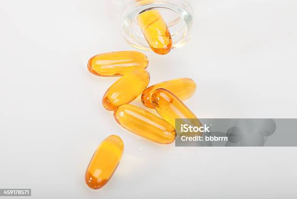 Foto de Vitamina Pílulas Amarelo e mais fotos de stock de Amarelo - Amarelo, Branco, Comprimido