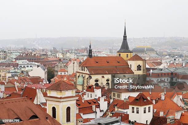 Vista De Uma Típica Vista Da Cidade De Praga - Fotografias de stock e mais imagens de Adulação - Adulação, Antigo, Ao Ar Livre