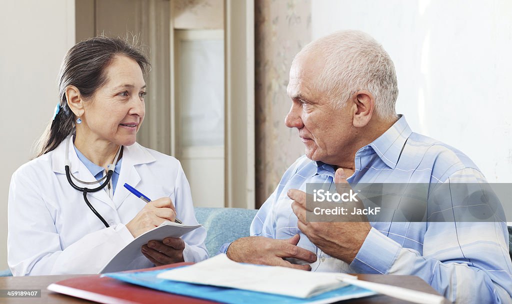 Doktor der vorgibt, die Medikamente, Patienten - Lizenzfrei 60-69 Jahre Stock-Foto