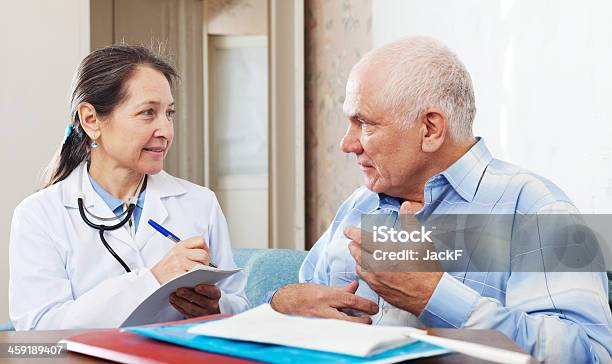 Doktor Der Vorgibt Die Medikamente Patienten Stockfoto und mehr Bilder von 60-69 Jahre - 60-69 Jahre, Alter Erwachsener, Arbeiten