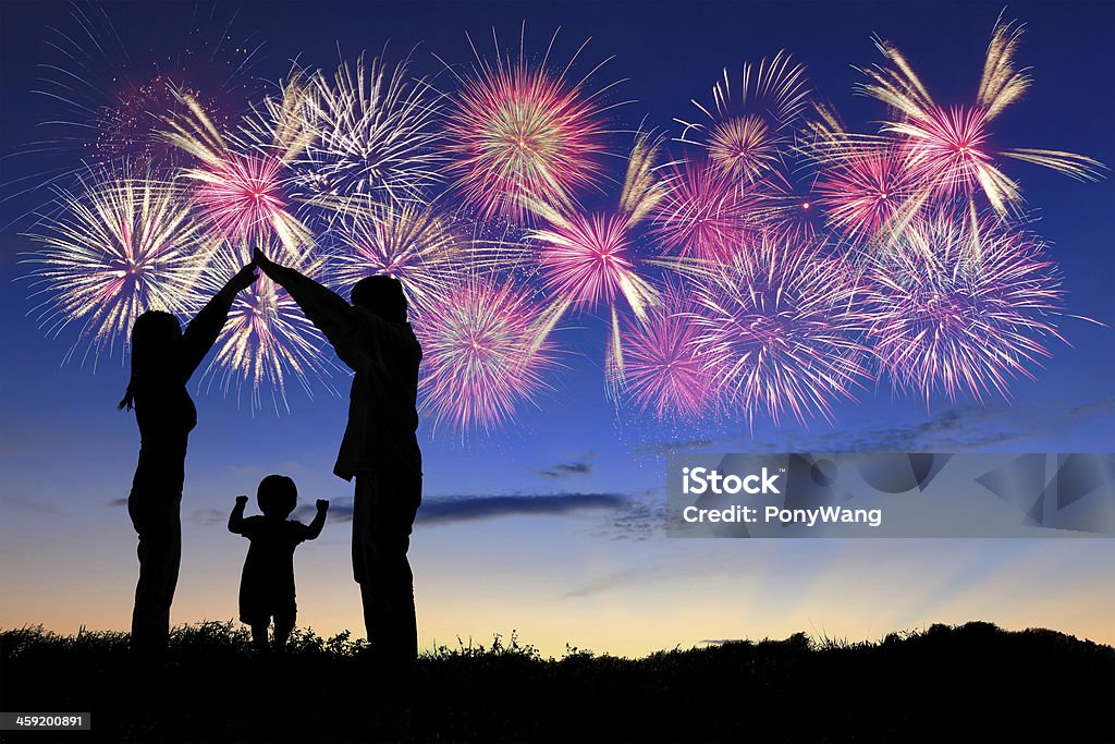 Glückliche Familie mit Feuerwerk - Lizenzfrei Familie Stock-Foto