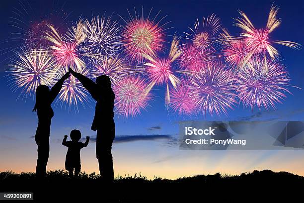 Glückliche Familie Mit Feuerwerk Stockfoto und mehr Bilder von Familie - Familie, Feuerwerk, Fotografie