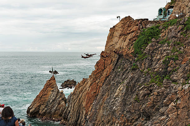 buzos acapulco cliff - salto desde acantilado fotografías e imágenes de stock