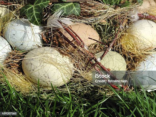 Osterkranz Stockfoto und mehr Bilder von Bunte Fähnchen - Bunte Fähnchen, Dekorieren, Ereignis