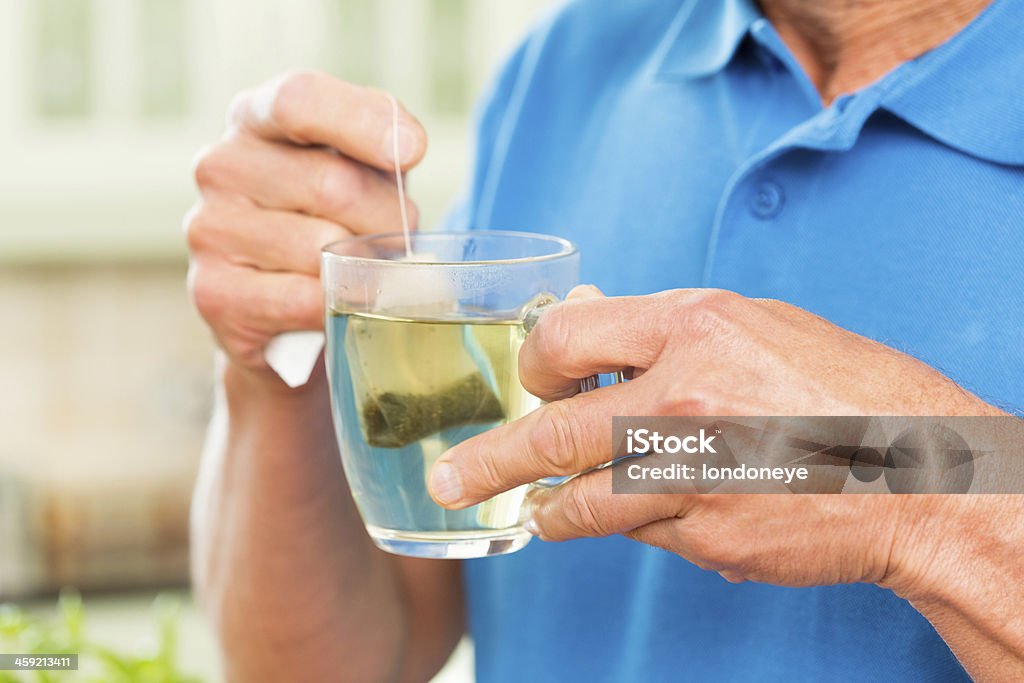 Senior homme tenant une tasse de thé. - Photo de Boire libre de droits