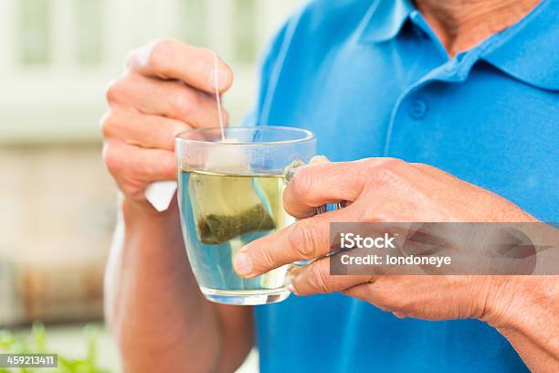 Photo libre de droit de Senior Homme Tenant Une Tasse De Thé banque d'images et plus d'images libres de droit de Boire - Boire, Thé parfumé, Thé vert