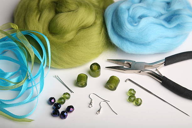 conjunto para colar felting na azul e verde - felt wool sphere textile - fotografias e filmes do acervo