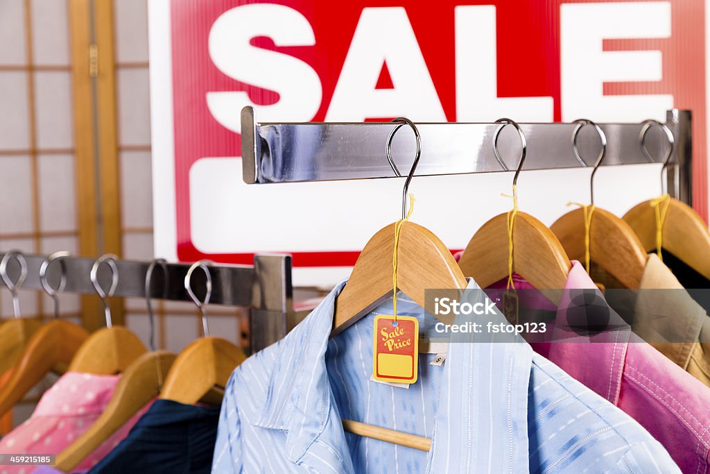 Consumismo:'Sale'rack em boutique de roupas para mulheres. - Foto de stock de Arara de Roupas royalty-free