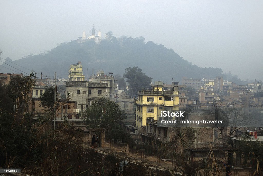 Kathmandu poluição e Templo do Macaco Nepal - Foto de stock de Apartamento royalty-free