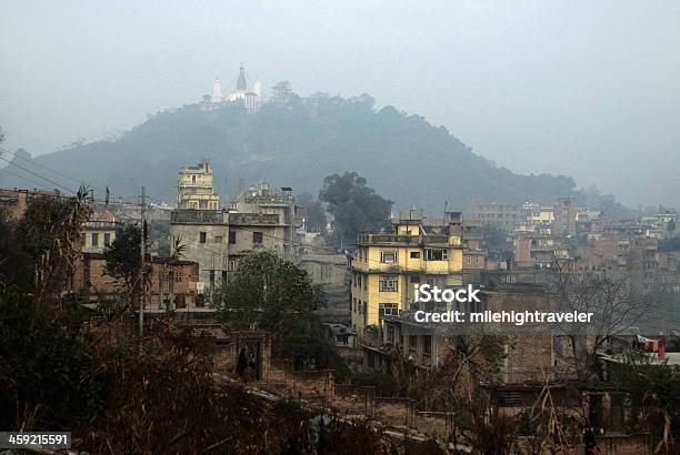 Foto de Kathmandu Poluição E Templo Do Macaco Nepal e mais fotos de stock de Apartamento - Apartamento, Arquitetura, Buda