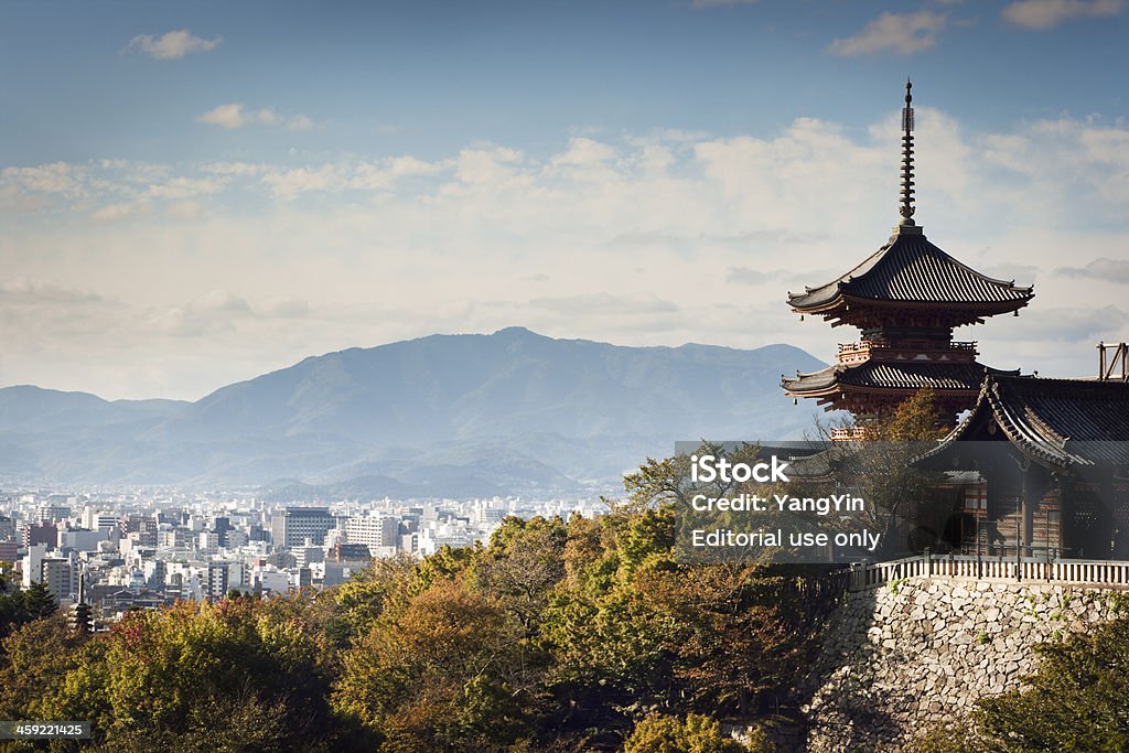Templo Kiyomizu-dera edifícios com Kyoto, Japão horizonte da cidade e as montanhas - Foto de stock de Cidade de Quioto royalty-free