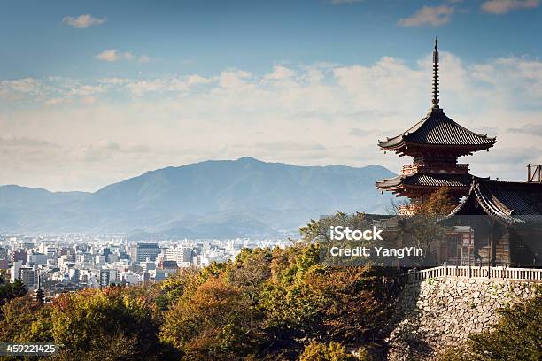 Foto de Templo Kiyomizudera Edifícios Com Kyoto Japão Horizonte Da Cidade E As Montanhas e mais fotos de stock de Cidade de Quioto