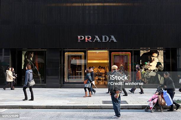 Prada Boutique De Japón Foto de stock y más banco de imágenes de Accesorio personal - Accesorio personal, Adulto, Asia