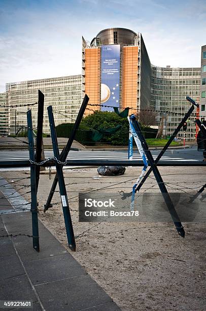 Polizei Barricade Vor Dem Berlaymonteuropäische Kommission Headquarter Stockfoto und mehr Bilder von Aufstand