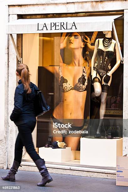 Foto de Mulher Caminhando Na Frente Da Loja La Perla Lingerie e mais fotos de stock de Na Frente De