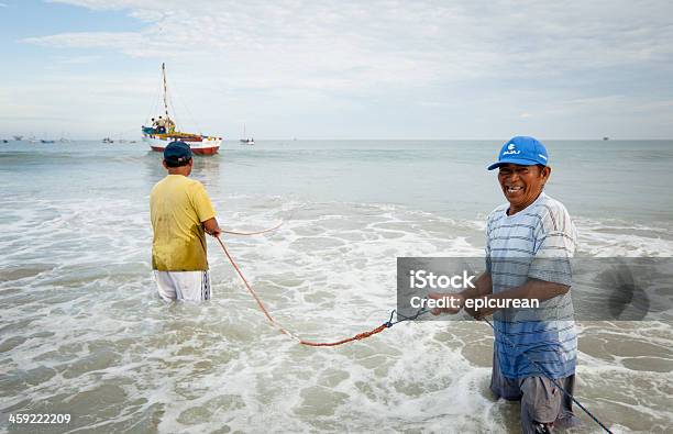 Foto de Peruano Pescadores Trabalhando Juntos Para Levar Seus Barcos Em e mais fotos de stock de Peru - América do Sul