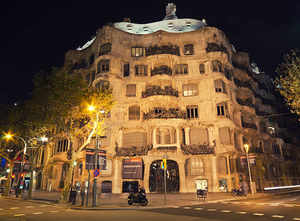 каса мила-дом мила, сделанные gaudi - modernista стоковые фото и изображения