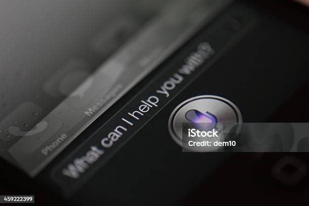 Siri - Fotografias de stock e mais imagens de Telefone Inteligente - Telefone Inteligente, iPhone, Aplicação móvel