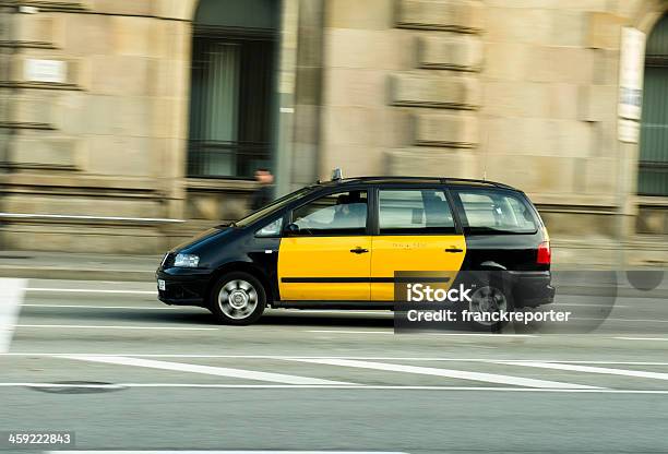 Barcelona Taxi En Funcionamiento Rápidamente Foto de stock y más banco de imágenes de Actividad - Actividad, Amarillo - Color, Animal