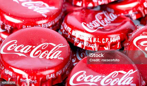 Photo libre de droit de Casquettes Bouteille De Cocacola banque d'images et plus d'images libres de droit de Cola - Cola, Aliment, Aliments et boissons