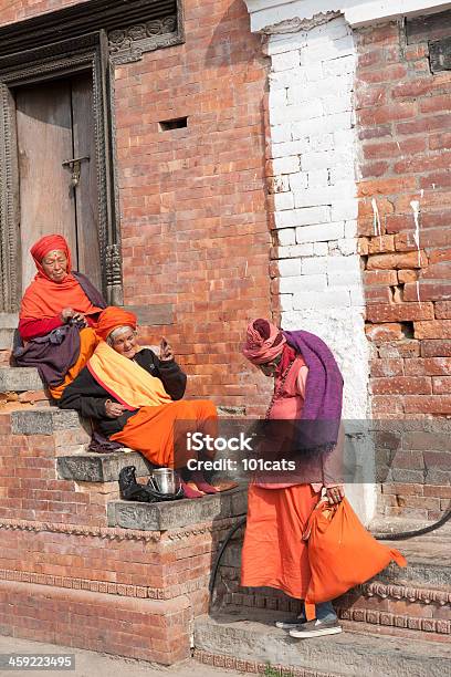 Stare Kobieta Nepalska - zdjęcia stockowe i więcej obrazów Azjaci - Azjaci, Dorosły, Drewno - Tworzywo