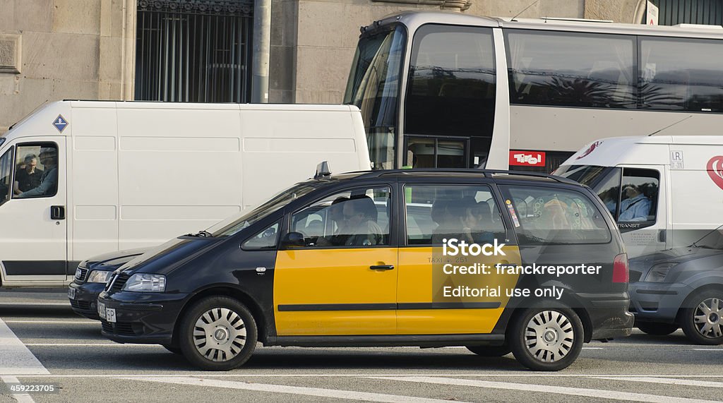 Barcelona taxi lo espera en el semáforo - Foto de stock de Amarillo - Color libre de derechos