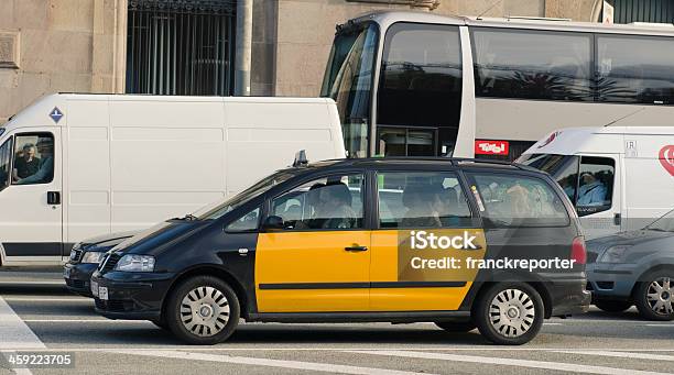 Barcelona Taxi Cab Oczekiwanie Na Semafor - zdjęcia stockowe i więcej obrazów Asfalt - Asfalt, Barcelona - Hiszpania, Czarny kolor