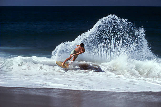 onda batendo skimboarder onshore. - laguna beach skimboarding california beach imagens e fotografias de stock