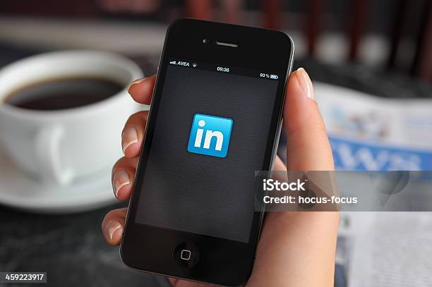 Linkedinapps Auf Dem Apple Iphone 4 Stockfoto und mehr Bilder von LinkedIn - LinkedIn, Image-based Social Media, Telefon