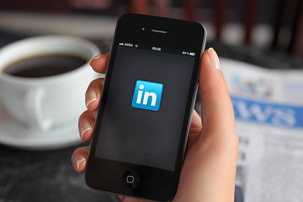 linkedin アプリでアップル iphone 4 - linked in ストックフォトと画像