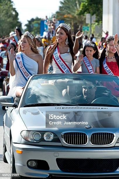 Bela Falhar Em Desfile - Fotografias de stock e mais imagens de Concurso de Beleza - Concurso de Beleza, Rainha da Beleza, 16-17 Anos