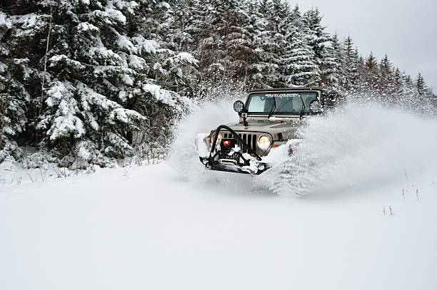 jeep blasting a través de nieve en polvo - creighton fotografías e imágenes de stock