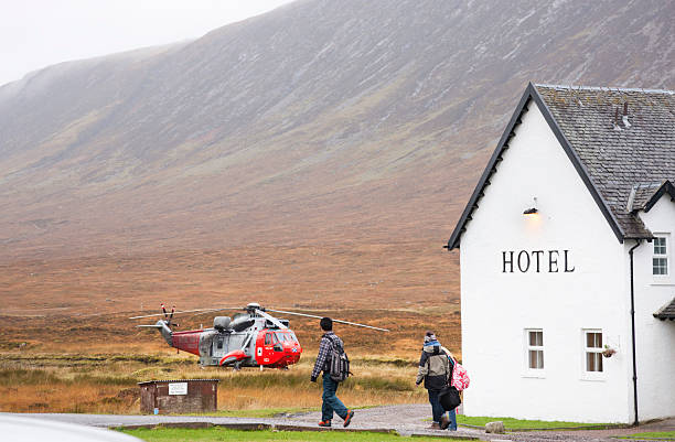 resgate de helicóptero em glencoe - rescue mountain horizontal three people - fotografias e filmes do acervo